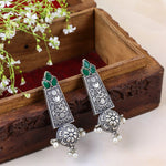 Load image into Gallery viewer, Dangling Earrings with Green Stones