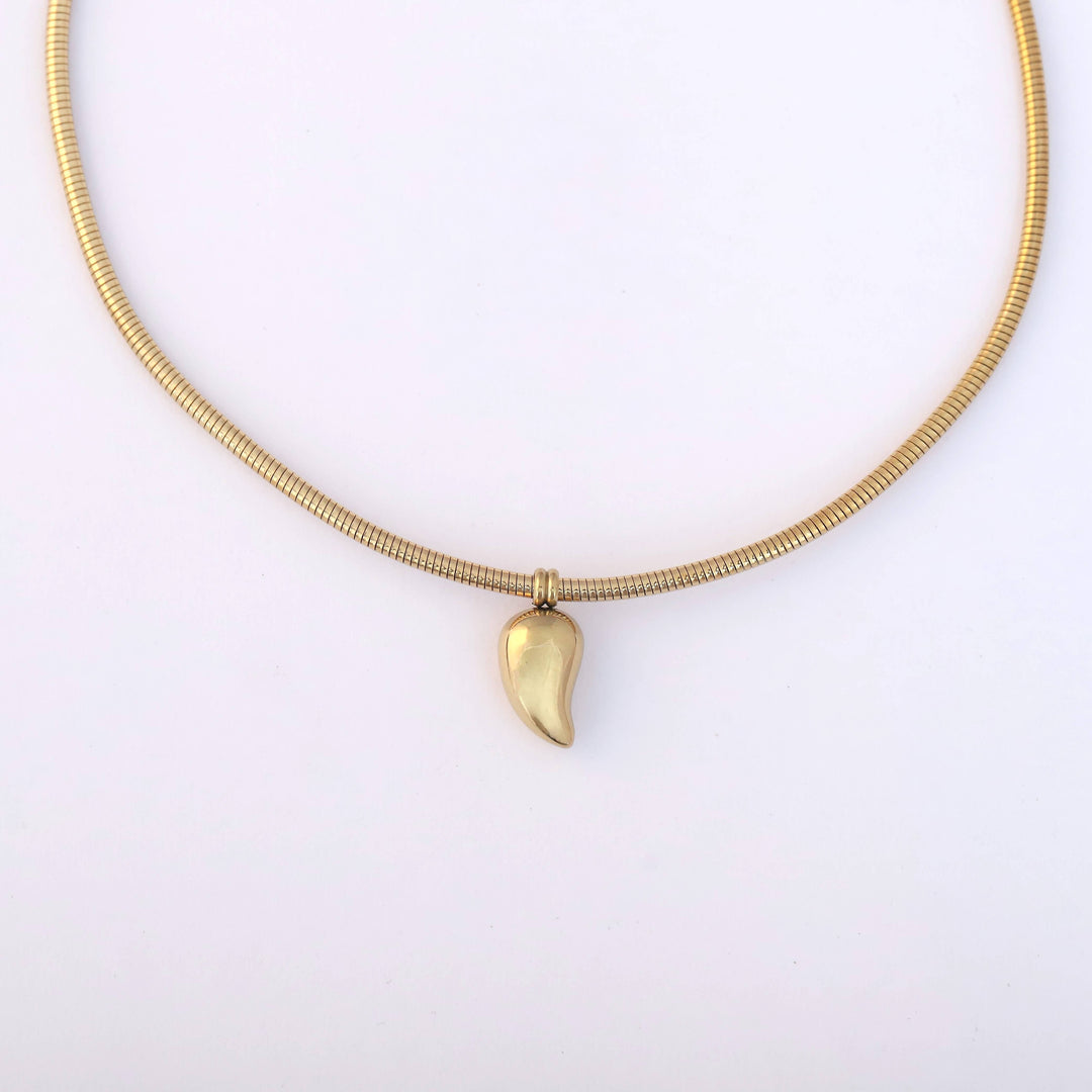Elegant Golden Leaf Charm Choker – Anti-Tarnish Stainless Steel