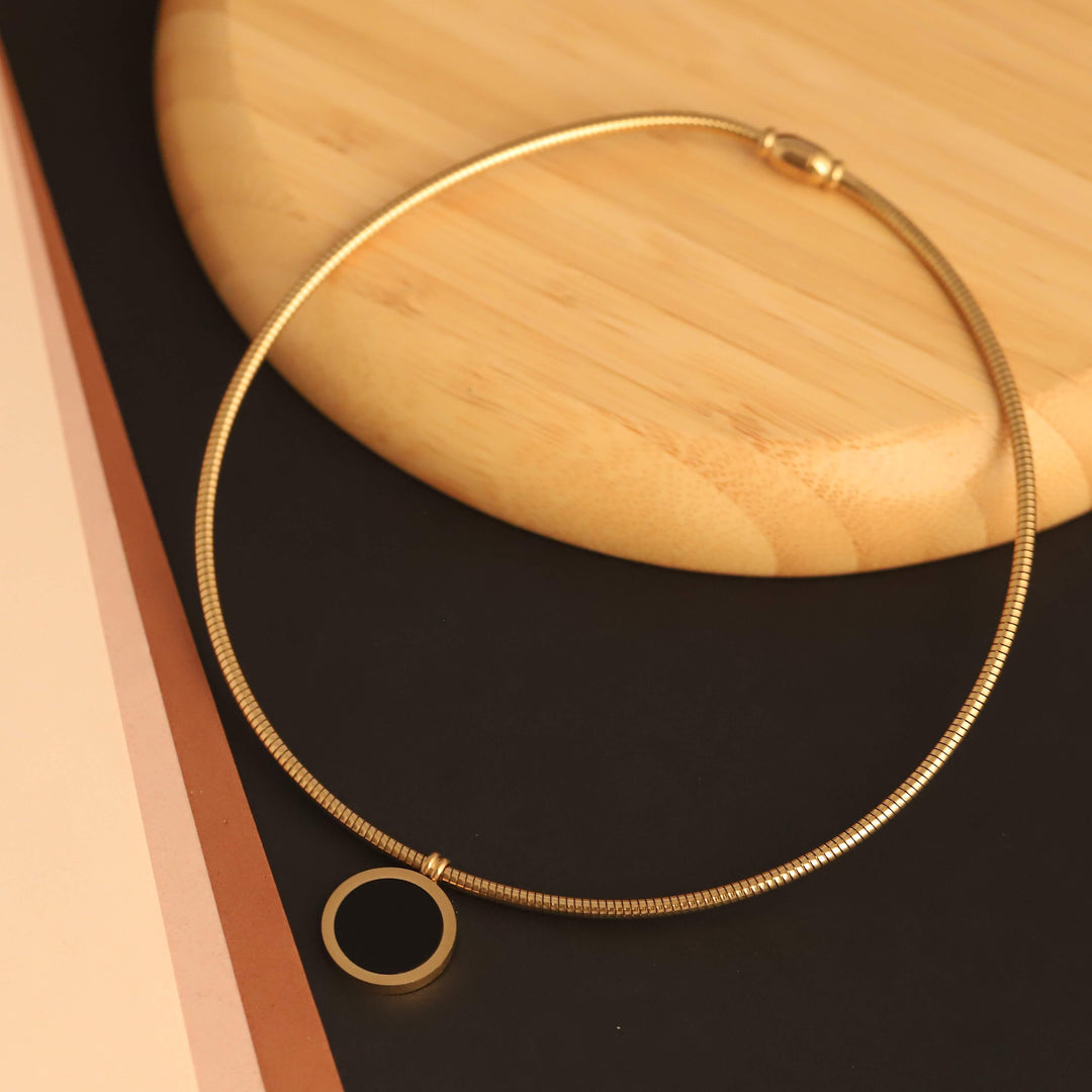 Black & White Enamel Circle Charm Choker – Anti-Tarnish Gold Stainless Steel Necklace