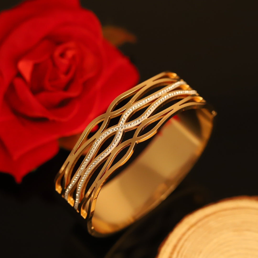 Infinity Wave Open-Cut Bracelet – Premium Anti-Tarnish Gold