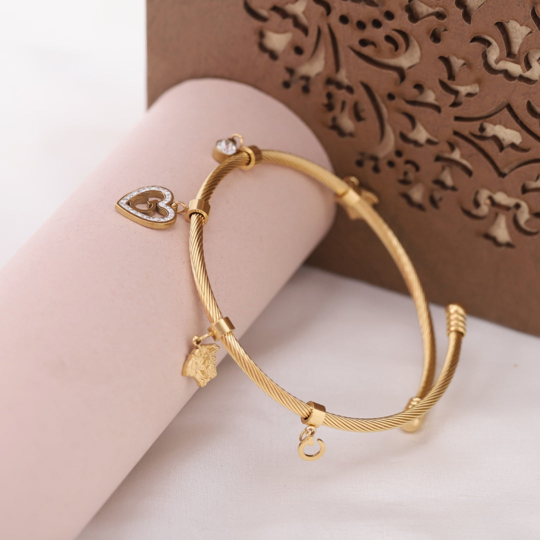 Golden Charm Cable Bracelet – Anti Tarnish Heart