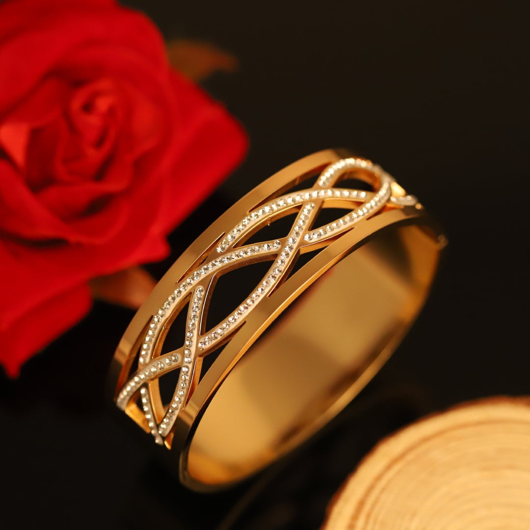 Twisted Infinity Diamond-Cut Bangle – Premium Anti-Tarnish